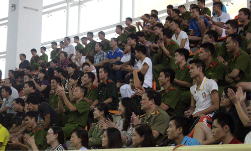 Đông đảo cán bộ, học viên của Học viện CSND đã cỗ vũ nhiệt tình cho các đoàn tham gia tại nhà thi đấu đa năng